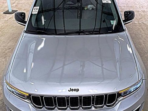 Used 2022 Jeep Grand Cherokee Limited AWD/4WD image 2