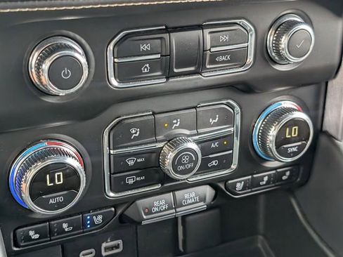Used 2024 GMC Yukon SLT w/ SLT Luxury Package RWD image 28