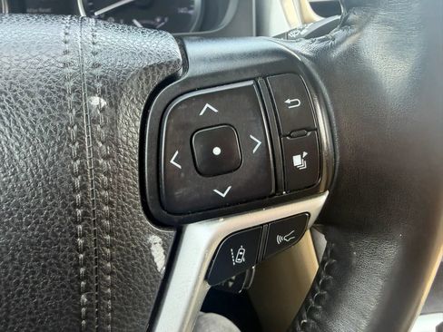 Used 2019 Toyota Highlander XLE AWD/4WD image 14