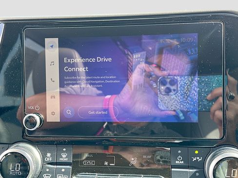 Used 2024 Toyota Highlander XLE FWD image 13
