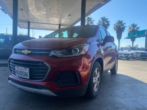 Used 2019 Chevrolet Trax LT w/ LT Convenience Package FWD image 2