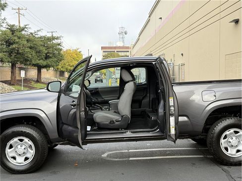 Used 2017 Toyota Tacoma 2WD Access Cab image 15