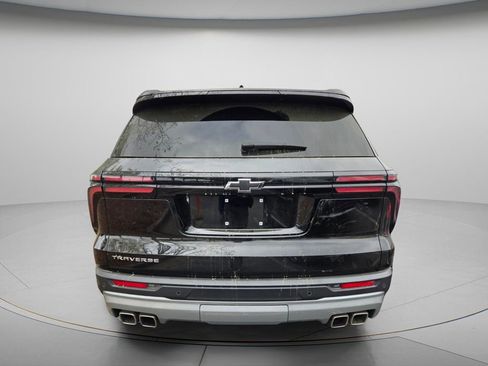 Used 2025 Chevrolet Traverse LT image 4