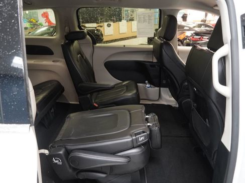 Used 2023 Chrysler Pacifica Touring-L FWD image 19