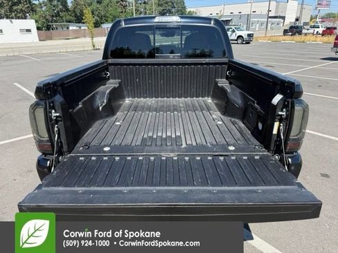 Used 2022 Toyota Tacoma TRD Off-Road w/ Technology Package AWD/4WD image 17