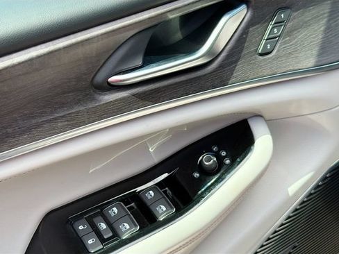 Used 2022 Jeep Grand Cherokee Overland AWD/4WD image 19