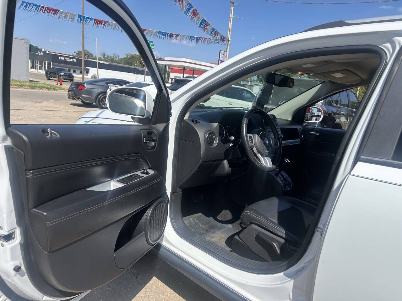 Used 2017 Jeep Compass Latitude FWD image 12