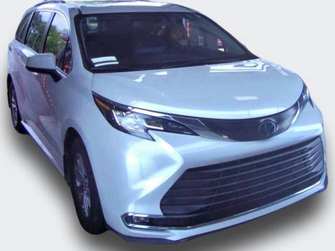 Used 2022 Toyota Sienna XLE FWD image 1
