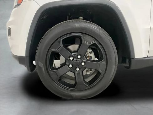 Used 2019 Jeep Grand Cherokee Laredo RWD image 26