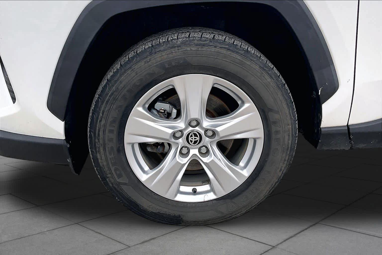 Used 2020 Toyota RAV4 XLE w/ Convenience Package FWD image 11