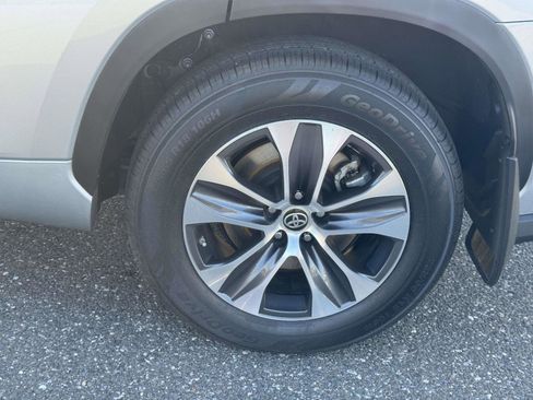 Certified 2022 Toyota Highlander XLE image 9