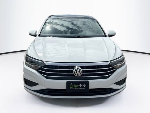Used 2019 Volkswagen Jetta SE w/ Cold Weather Package FWD image 2