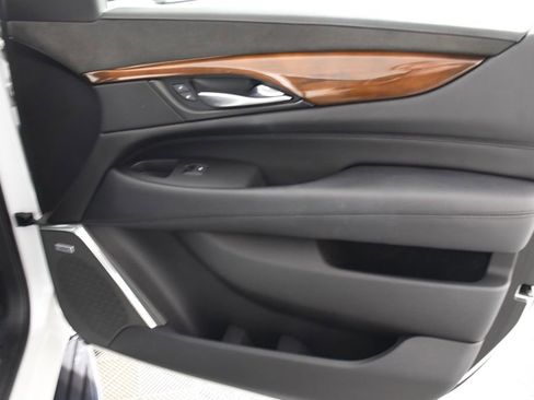 Used 2017 Cadillac Escalade Luxury image 18