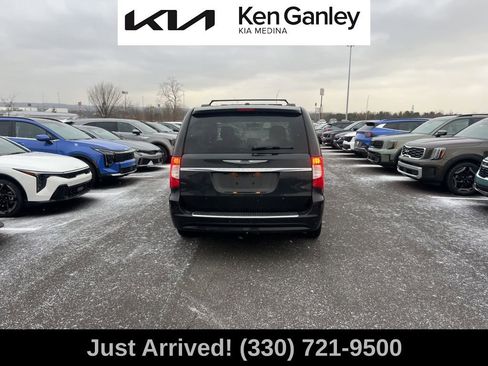 Used 2016 Chrysler Town & Country Touring w/ Driver Convenience Group image 6