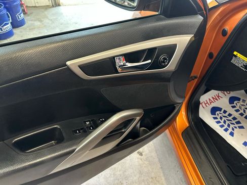 Used 2016 Hyundai Veloster FWD image 12