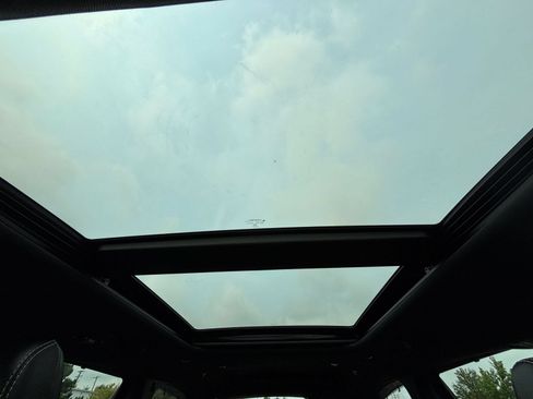 Used 2025 Chrysler Pacifica Limited FWD image 32