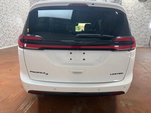 Used 2022 Chrysler Pacifica Limited w/ Uconnect Theater Family Group FWD image 7