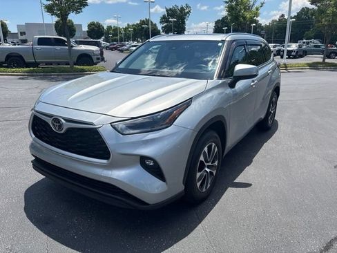 Used 2021 Toyota Highlander XLE FWD image 4