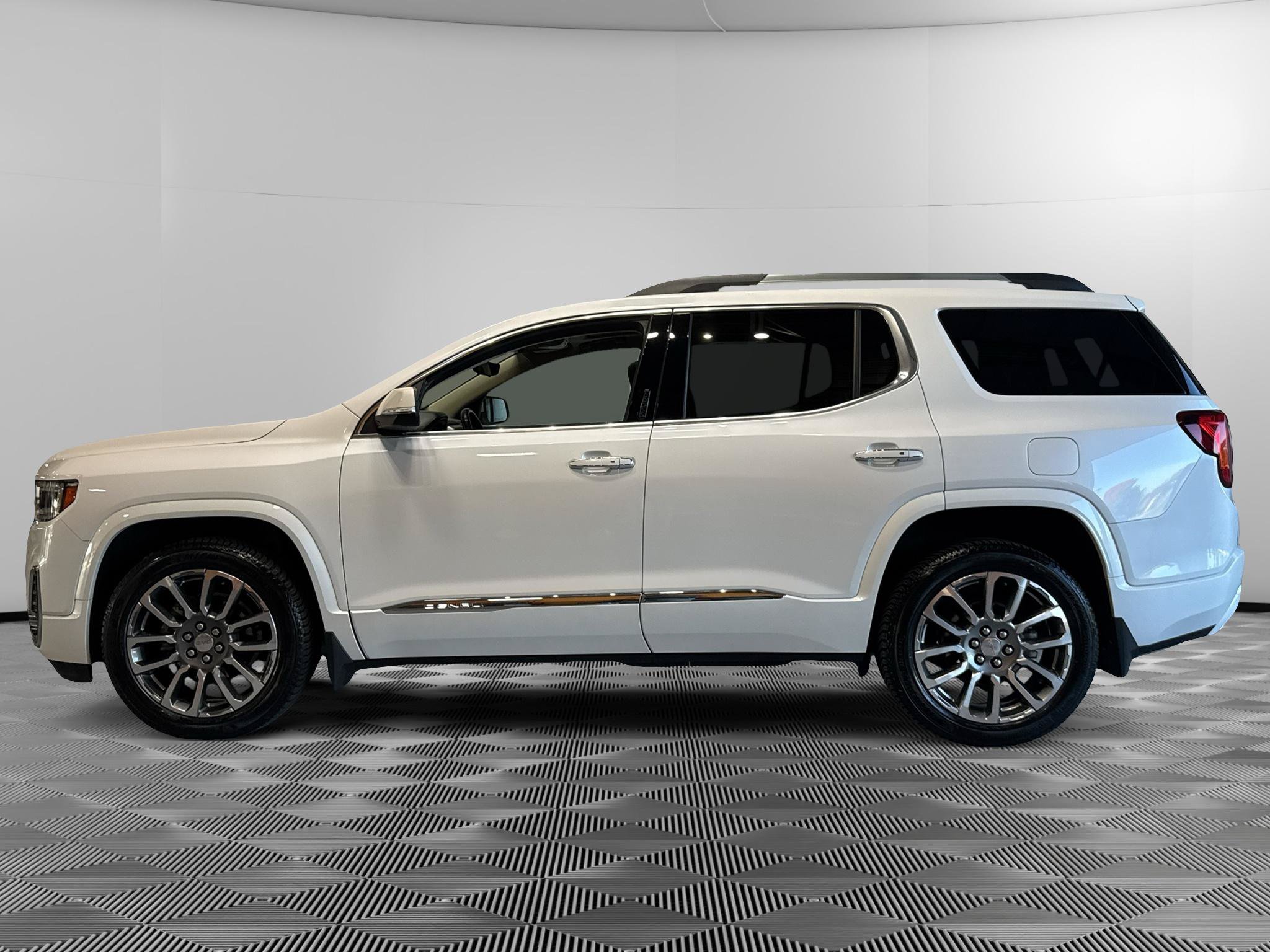 Used 2021 GMC Acadia Denali w/ Denali Ultimate Package AWD/4WD image 2