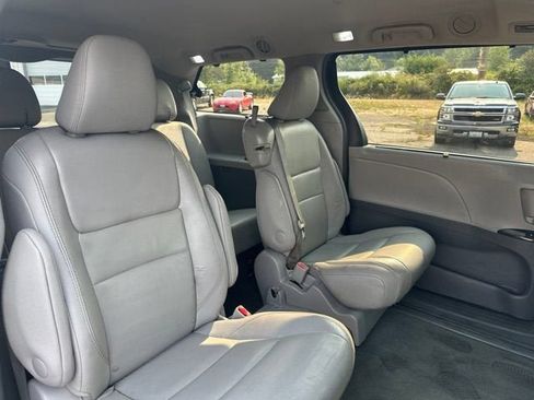 Used 2016 Toyota Sienna XLE FWD image 13