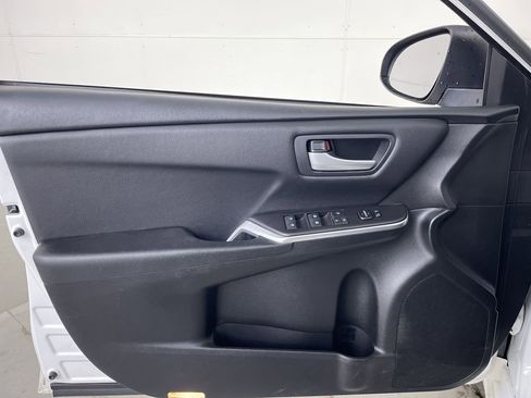 Used 2017 Toyota Camry SE image 10