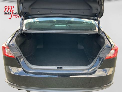 Used 2025 Toyota Camry SE FWD image 13