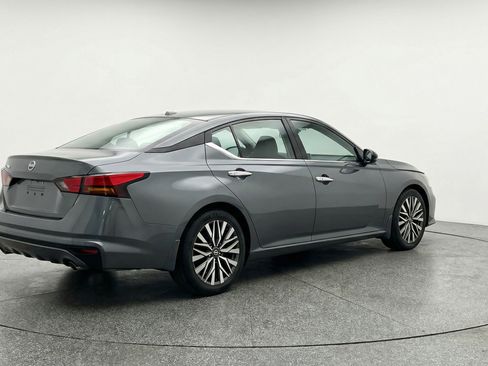 Used 2025 Nissan Altima 2.5 SV image 9
