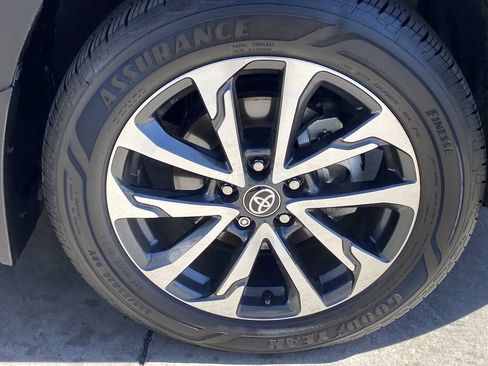 Used 2024 Toyota Corolla Cross XLE w/ Convenience Package image 9