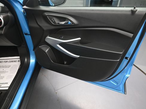 Used 2025 Chevrolet Trax RS w/ Sunroof Package FWD image 38