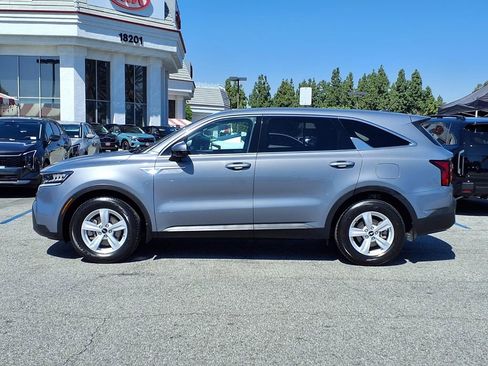 Used 2023 Kia Sorento LX image 2