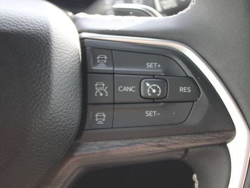 Used 2024 Jeep Grand Cherokee L Limited AWD/4WD image 18