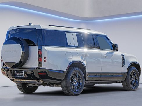 Used 2024 Land Rover Defender 130 X-Dynamic SE image 5