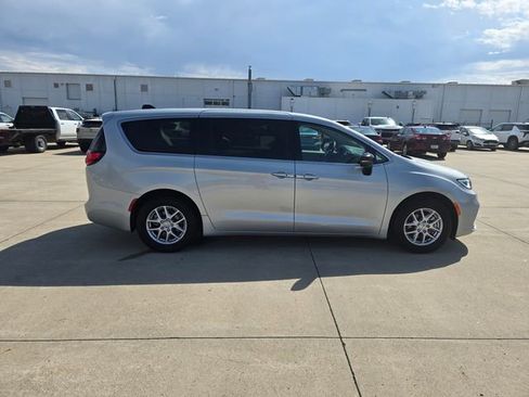 Used 2024 Chrysler Pacifica Touring-L FWD image 14