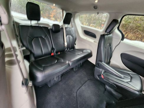 Used 2023 Chrysler Pacifica Touring-L image 23