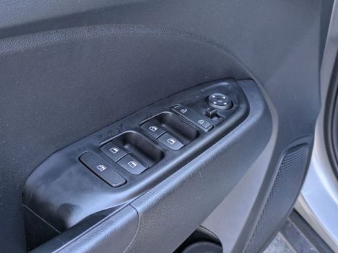 Used 2025 Hyundai Venue SEL FWD image 13