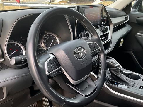Used 2022 Toyota Highlander XLE image 18