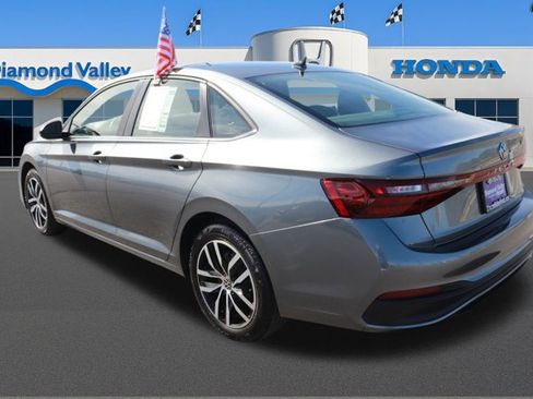Used 2025 Volkswagen Jetta SE image 4