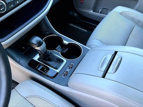 Used 2016 Toyota Highlander Limited Platinum image 17