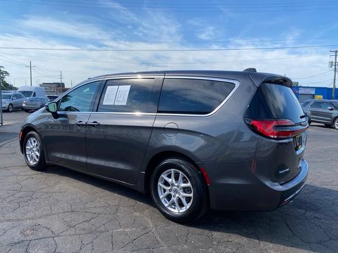 Used 2023 Chrysler Pacifica Touring-L FWD image 6
