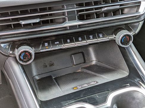 Used 2025 Chevrolet Traverse LT FWD image 18