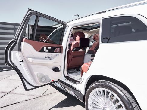 Used 2026 Mercedes-Benz Maybach GLS 600 4MATIC image 30