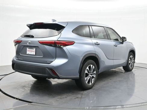 Used 2022 Toyota Highlander XLE FWD image 5