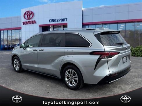 Used 2023 Toyota Sienna Platinum image 3