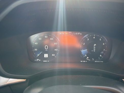 Used 2019 Volvo XC60 T5 Momentum w/ Multimedia Package image 17