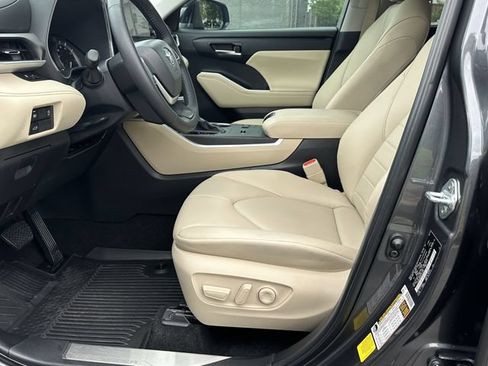 Used 2024 Toyota Highlander XLE FWD image 11