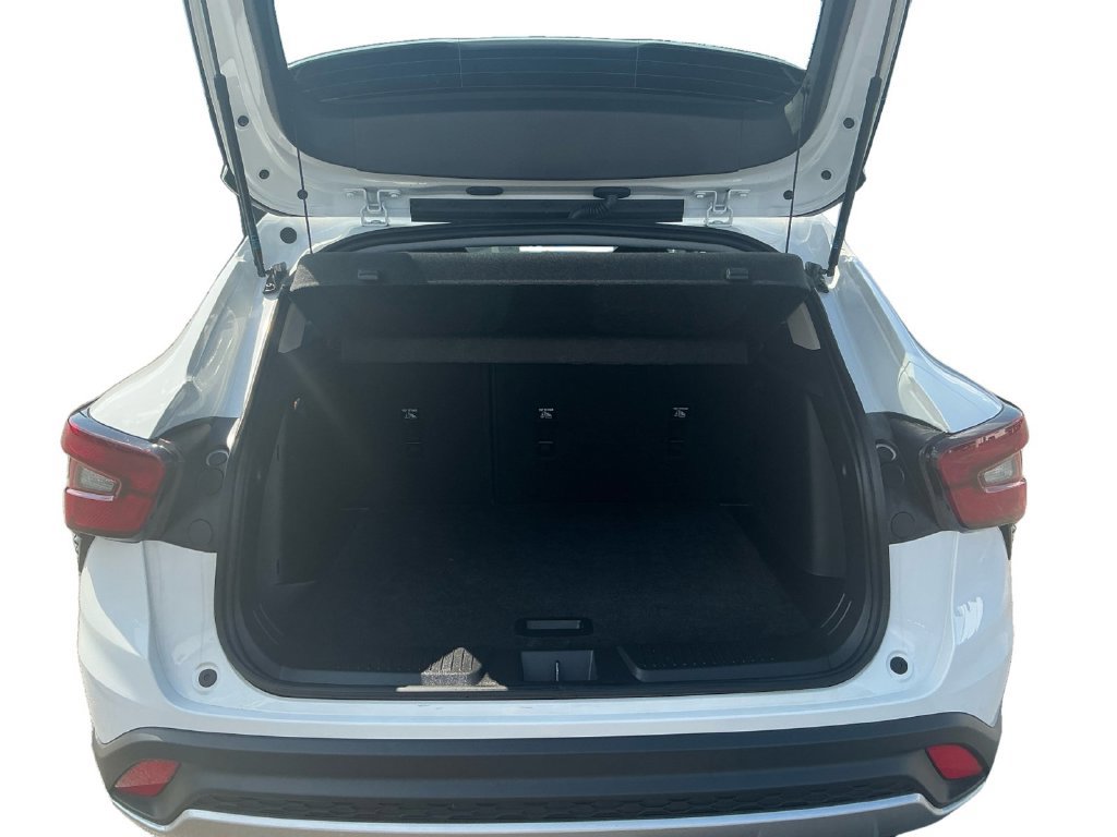 Used 2025 Chevrolet Trax LT FWD image 24