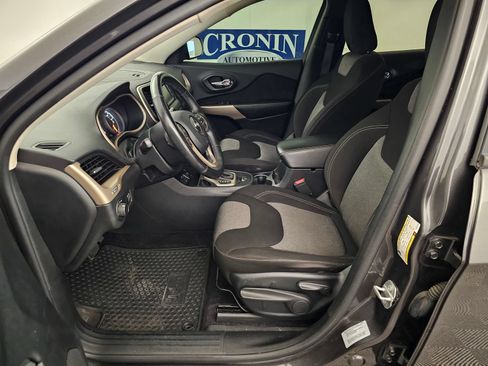 Used 2017 Jeep Cherokee Sport FWD image 4