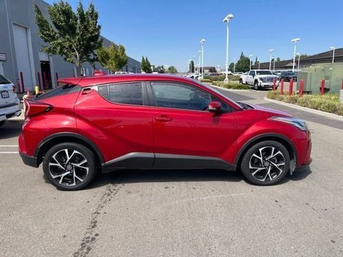 Used 2020 Toyota C-HR XLE FWD image 3