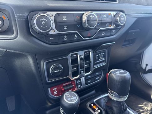 Used 2025 Jeep Wrangler Unlimited Rubicon AWD/4WD image 33
