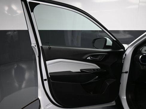 Certified 2025 Chevrolet Trax LT w/ Driver Confidence Package image 12